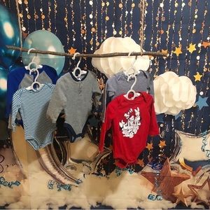 5-piece set of long-sleeved bodysuits for babies aged 06-09 months.